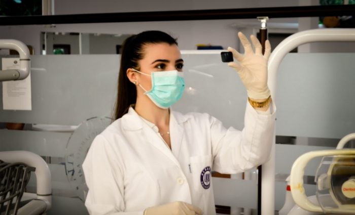 Une étudiante en médecine dans un laboratoire, photo par Ani Kolleshi via Unsplash