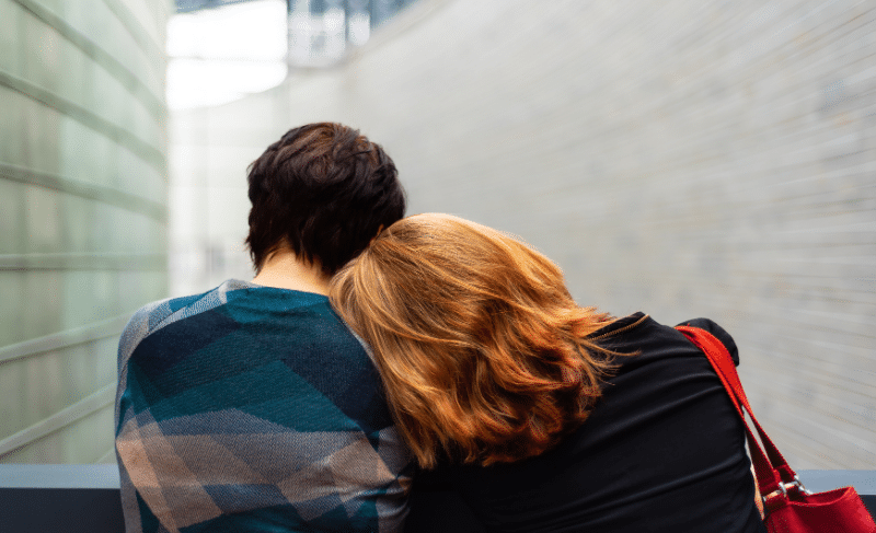 Visuel de l'article "Suicide des jeunes, l'autre urgence". Une femme pose sa tête sur l'épaule d'une personne de dos.